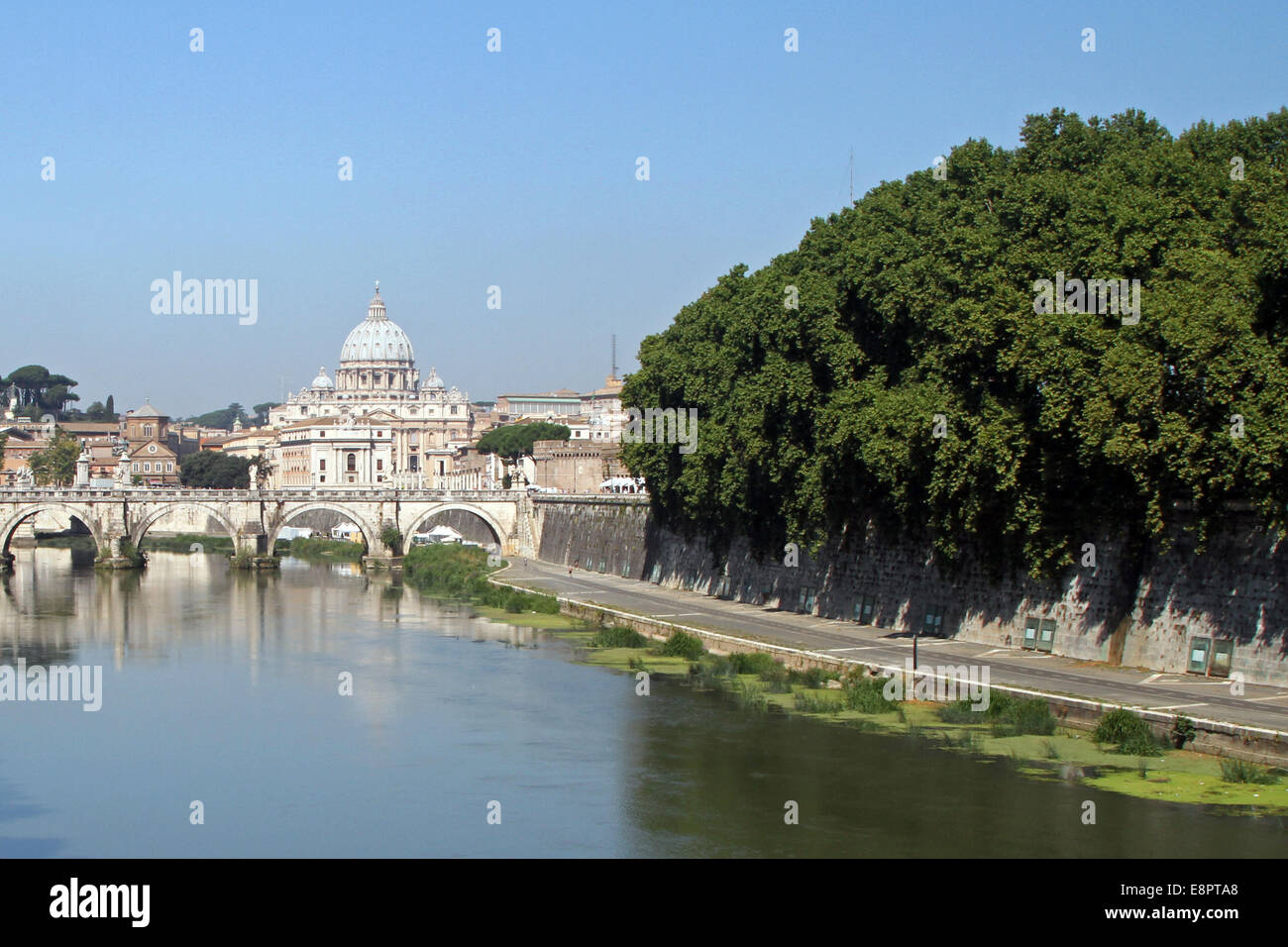 Vista verso la Basilica di San Pietro e il Vaticano dal fiume Tevere, Roma, Italia Foto Stock