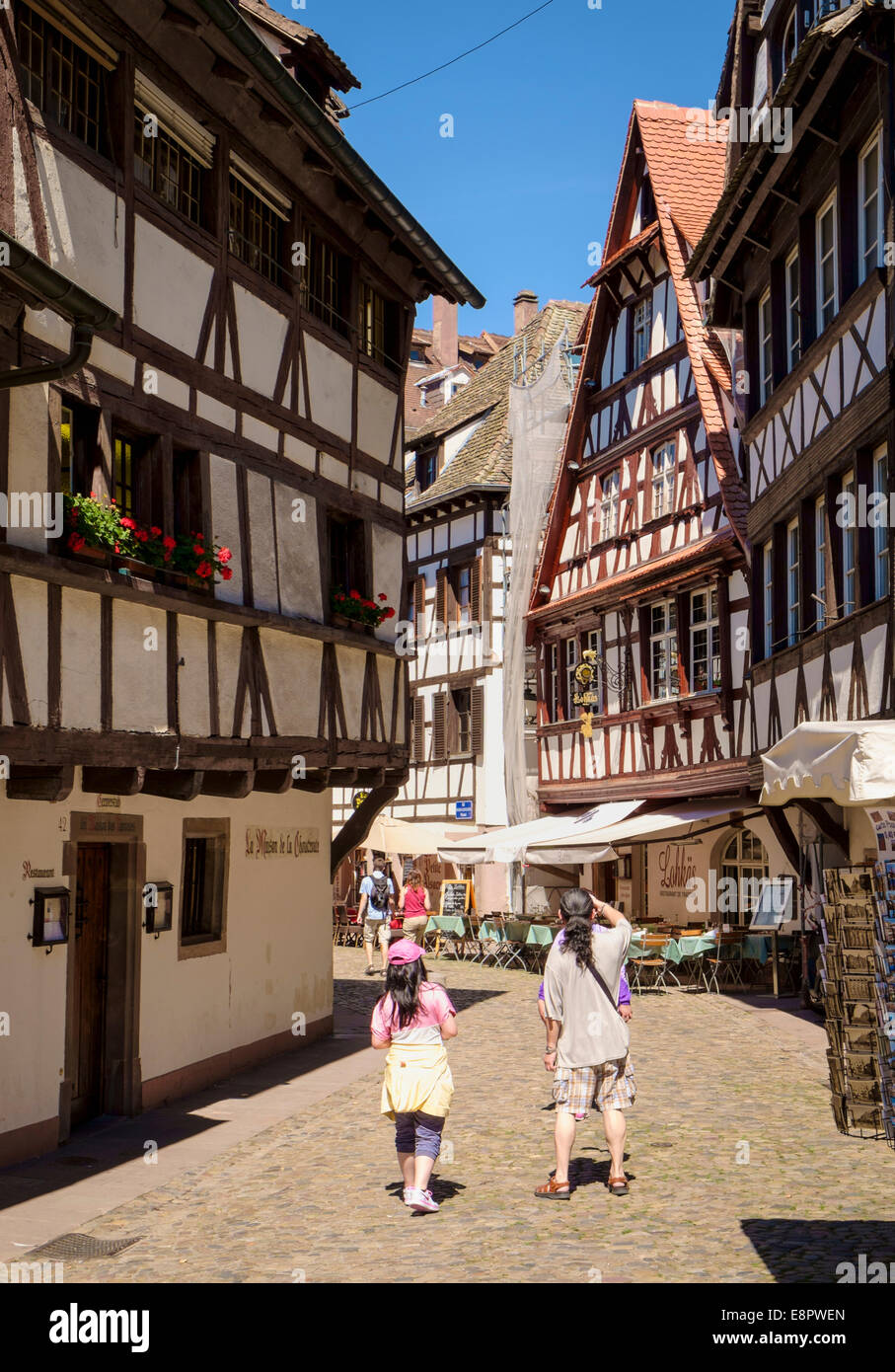Turisti nel quartiere Petite France di Strasburgo, Francia, Europa Foto Stock
