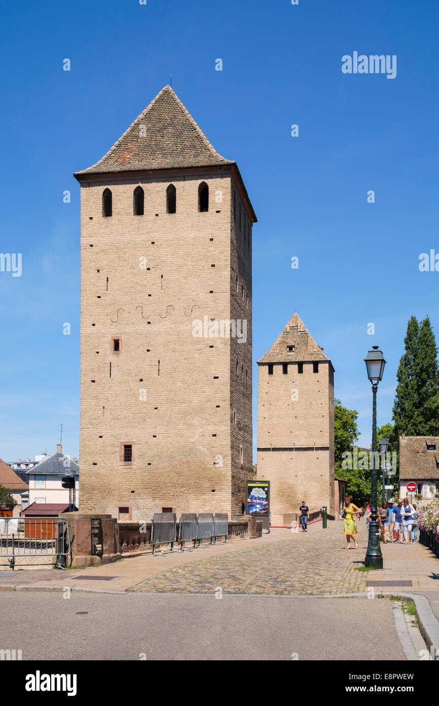 Torri sul coperchio medievale Ponte a Strasburgo, Francia, Europa Foto Stock