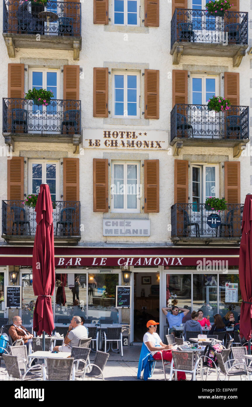 Bar cafe hotel nella città di Chamonix, sulle Alpi francesi, Francia, Europa Foto Stock