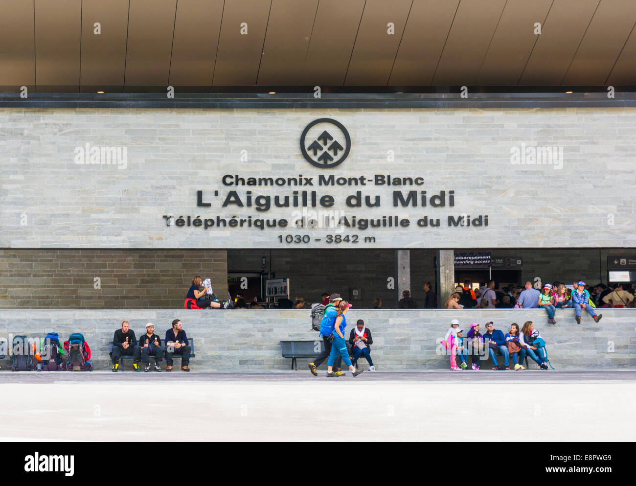 Gli alpinisti e turisti al di fuori dell'Aiguille du Midi stazione della funivia a Chamonix, sulle Alpi francesi, Francia, Europa Foto Stock