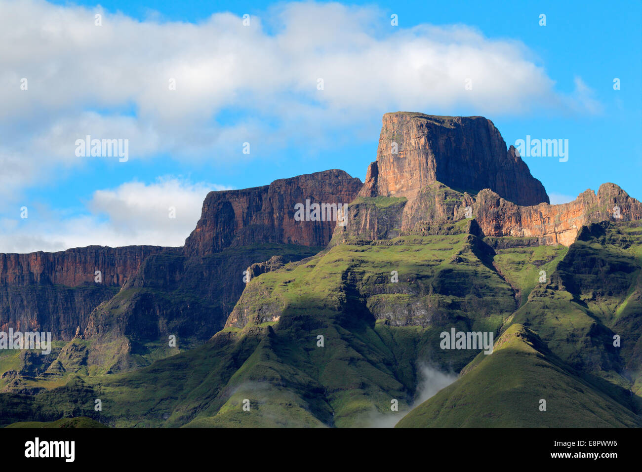 Sentinel picco nell'anfiteatro delle montagne Drakensberg, Royal Natal National Park, Sud Africa Foto Stock