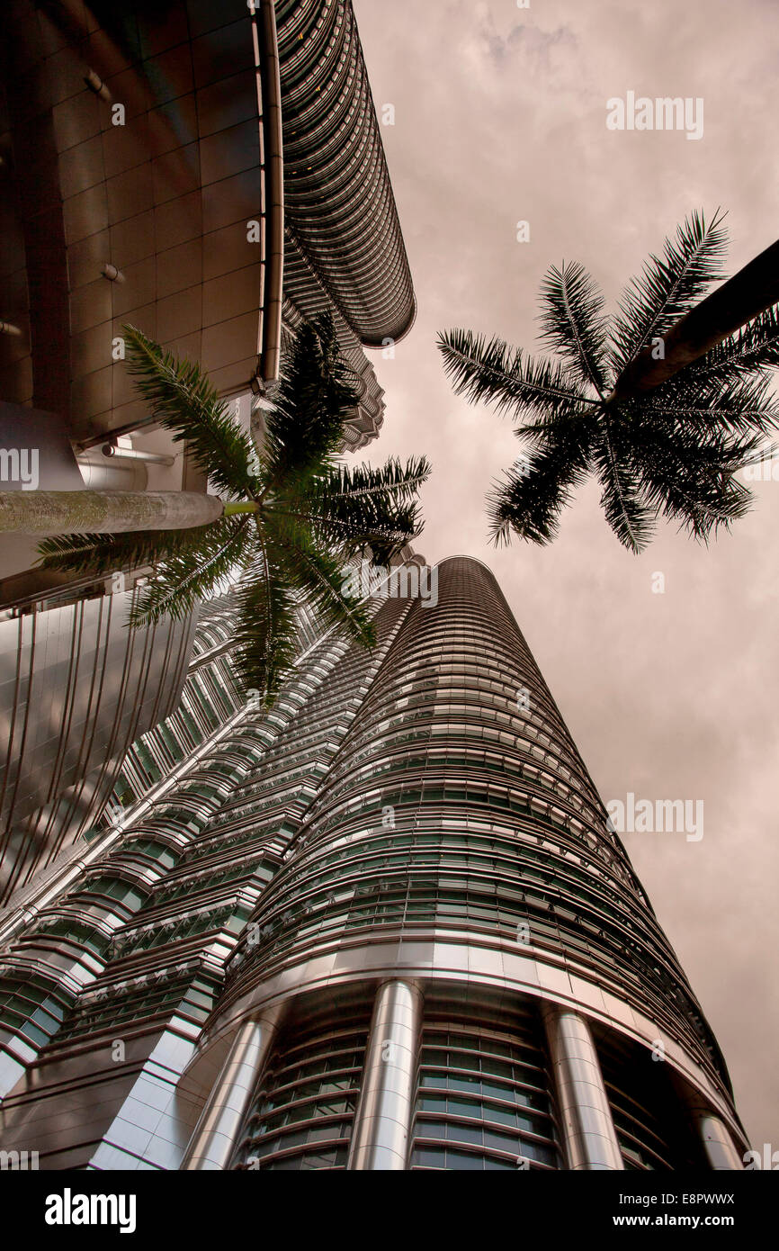 Le Torri Petronas in downtown area degli affari di Kuala Lumpar MALAYSIA Foto Stock