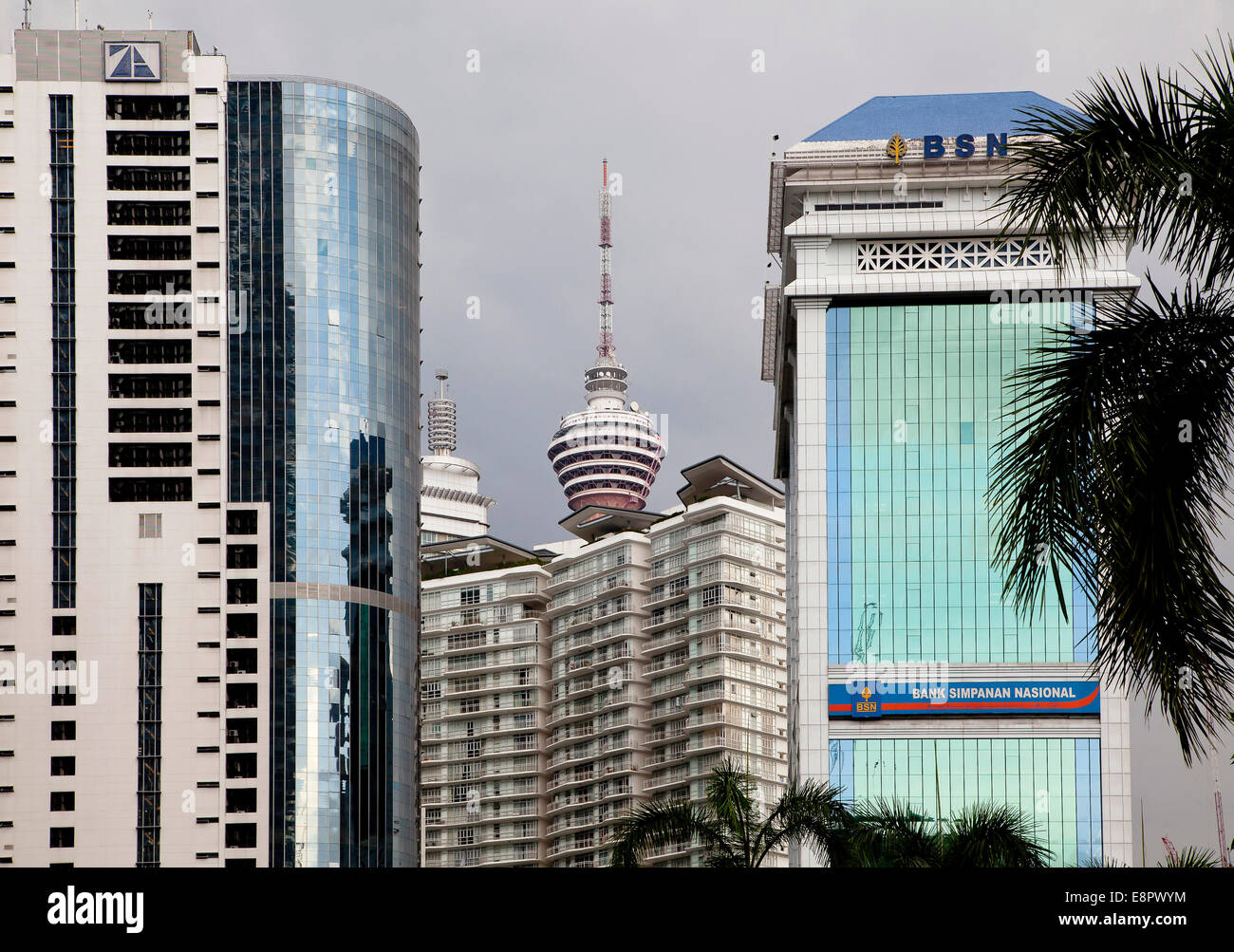 Il Downtown area degli affari di Kuala Lumpar visto verso il Kuala Lumpar torre delle comunicazioni della Malaysia Foto Stock