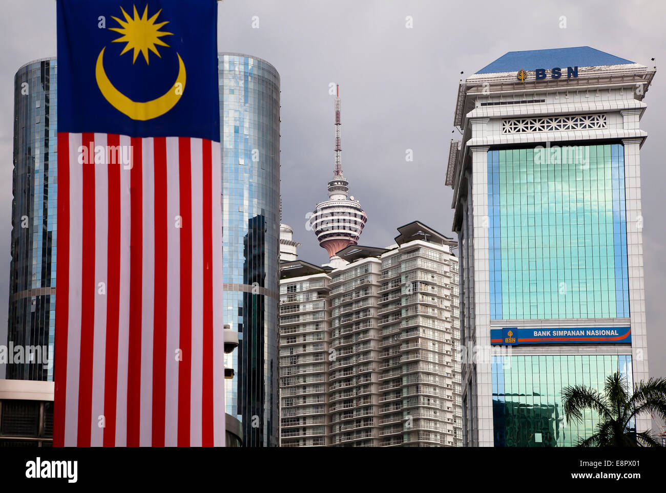 Il Downtown area degli affari di Kuala Lumpar, Malesia - visto verso il Kuala Lumpar Tower MALESIA Foto Stock