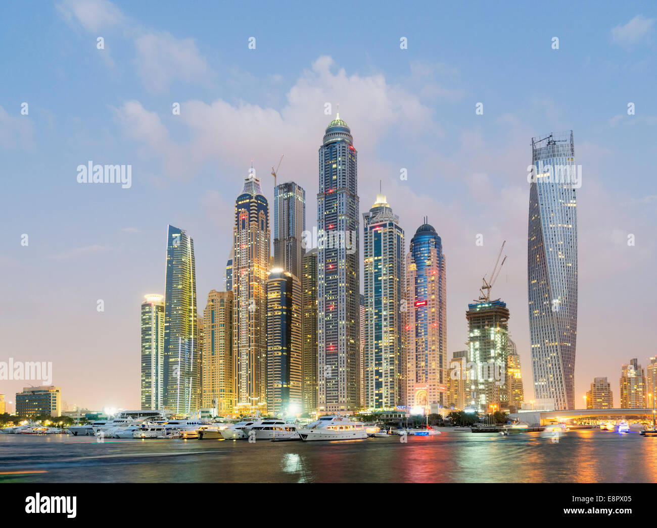 Skyline al tramonto di grattacieli in Marina District in Dubai Emirati Arabi Uniti Foto Stock