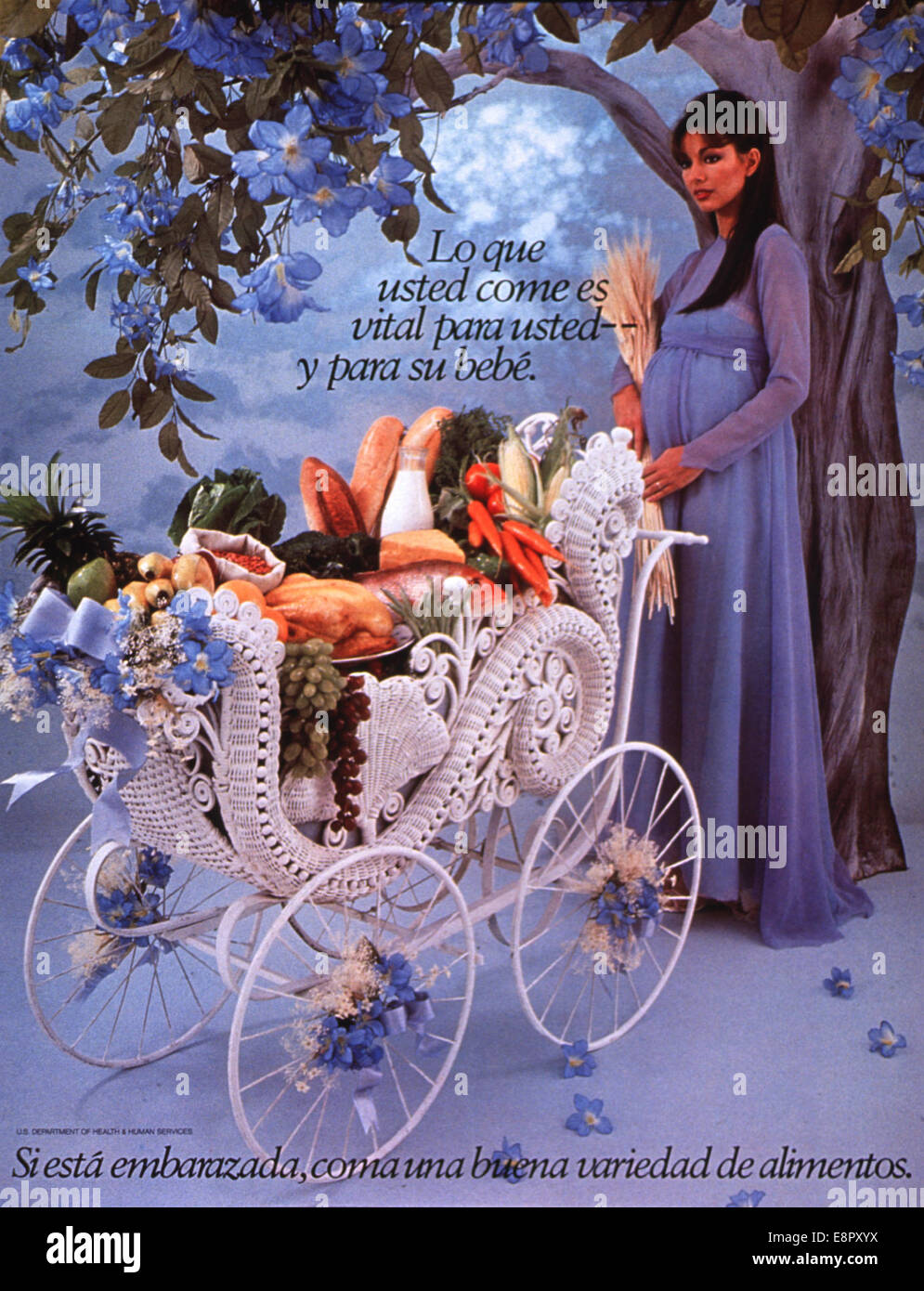Questo poster degli anni '1940, prodotto dal Dipartimento della salute e dei servizi umani degli Stati Uniti, incoraggia le donne in gravidanza a mantenere una dieta equilibrata per la loro salute e quella del loro bambino. L'immagine multicolore mostra una donna incinta in piedi accanto a un carrozzino pieno di cibo fresco. Foto Stock