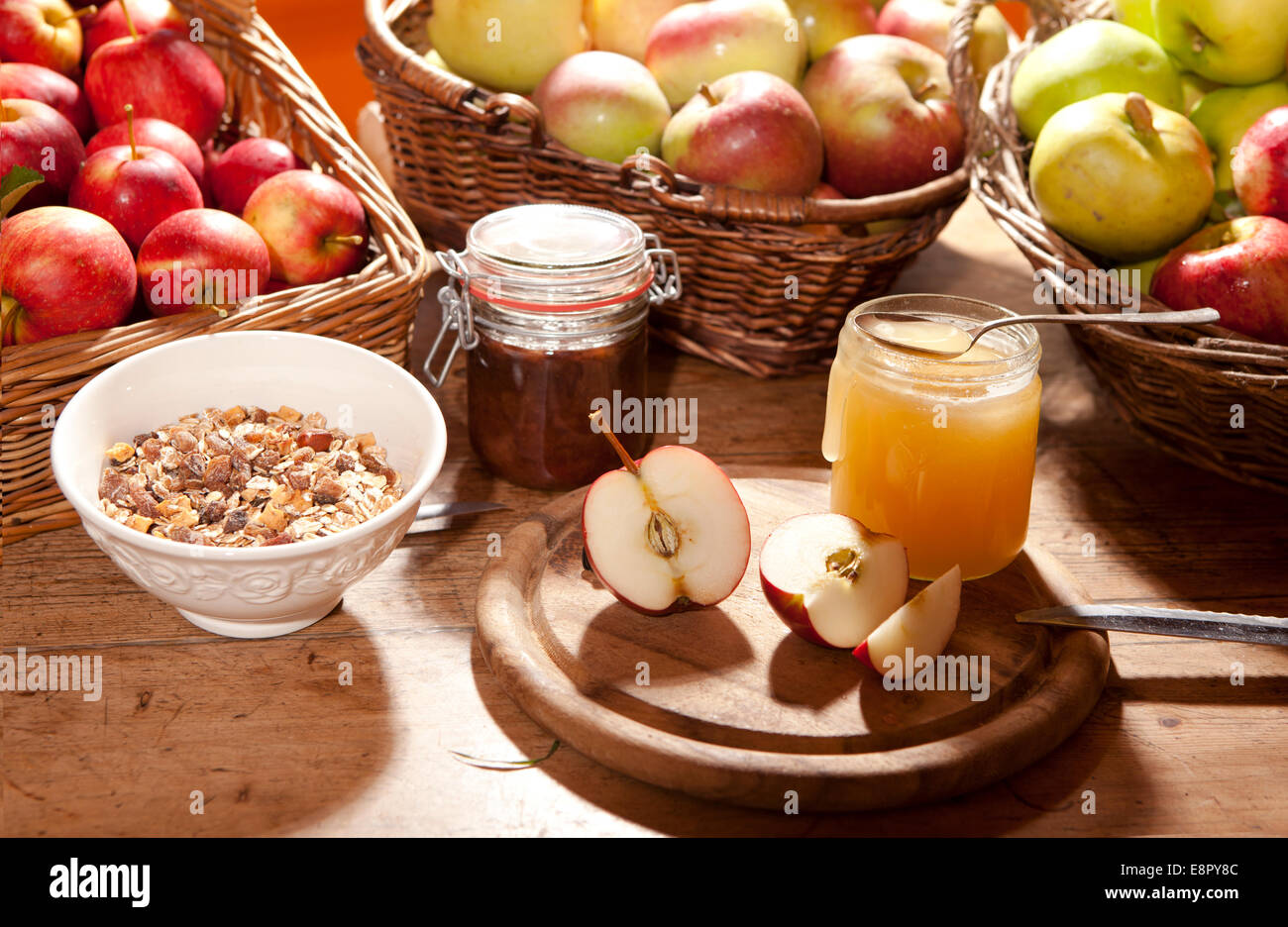 Sana colazione con un sacco di mele, granola e miele Foto Stock