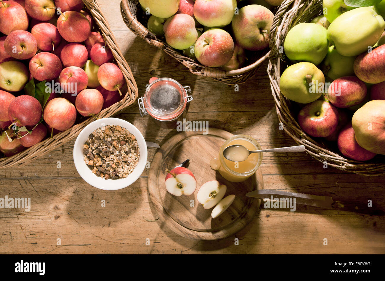 Sana colazione con un sacco di mele, granola e miele Foto Stock