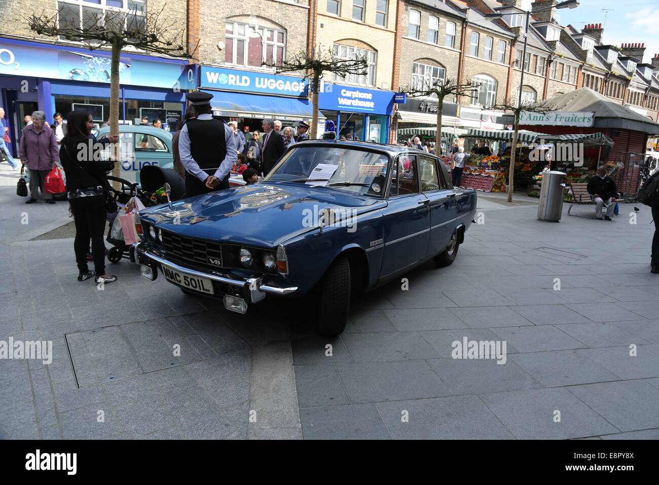 Boris Johnson visite St Annes shopping centre in Harrow per promuovere l'uso di fluidi rintracciabili nel rilevamento della criminalità in tutta la capitale dove: Londra, Regno Unito quando: 10 Apr 2014 Foto Stock