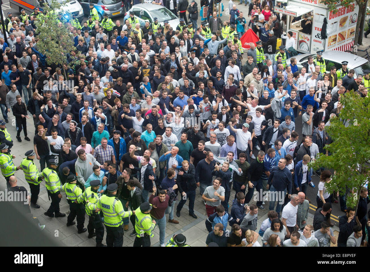 Ventole di speroni scortato la polizia derby match Arsenal folla Foto Stock