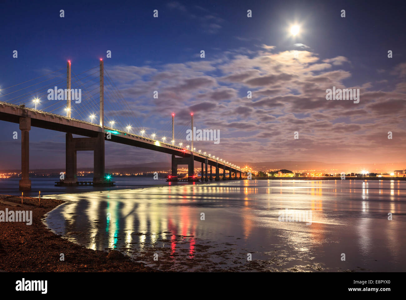 Il Kessock Bridge near Inverness catturati durante il tramonto da Noth Kessock su Black Isle. Foto Stock