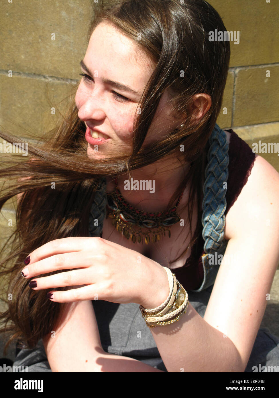 Ritratto di 17 anno vecchia ragazza di sole con vento capelli bruciato Foto Stock