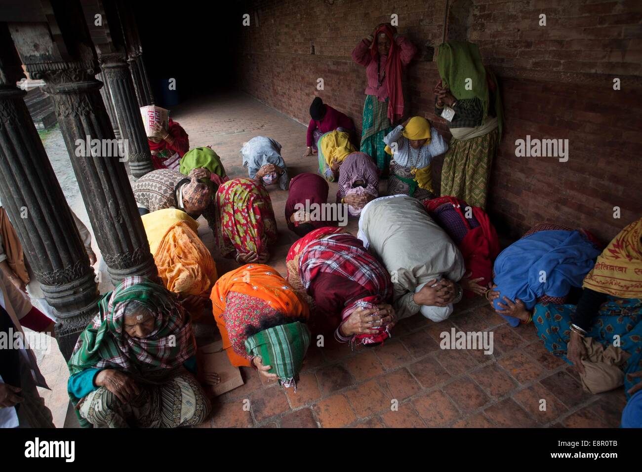 Kathmandu, Nepal. Xiii oct, 2014. Vecchio nepalese la gente impara a proteggere se stessi durante la catastrofe in un programma organizzato dal Ministero di casa del Nepal per contrassegnare la Giornata Internazionale per il Disaster Risk deduzione a Kathmandu, Nepal, 13 ottobre, 2014. © PratapThapa/Xinhua/Alamy Live News Foto Stock