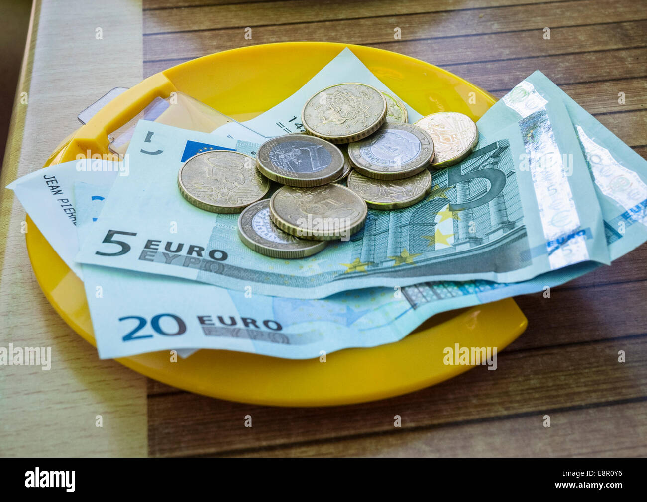 Pagamento in un ristorante francese con Euro Foto Stock