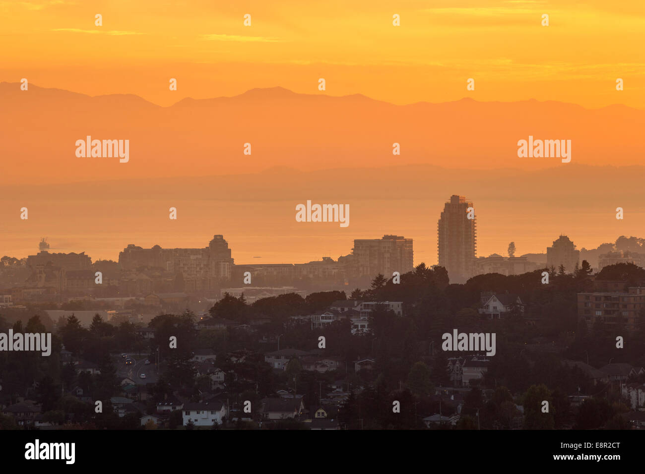 Tramonto sulla skyline della città dal Monte Tolmie-Victoria, British Columbia, Canada. Foto Stock
