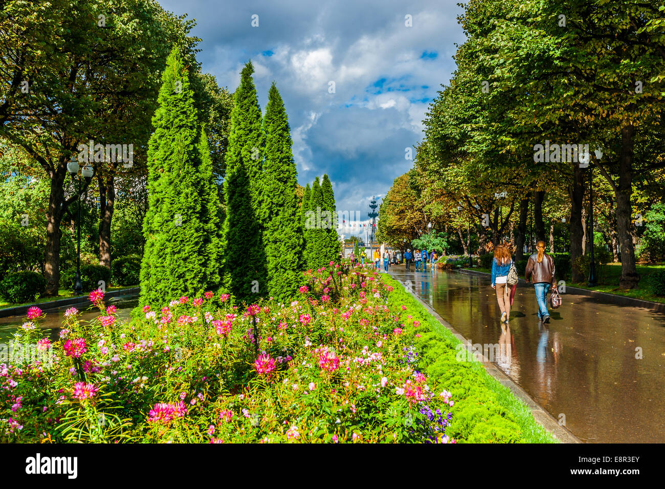 Mosca, Russia. 30 Agosto 2014: Vicolo di Mosca Gorky Park dopo la pioggia di estate Foto Stock