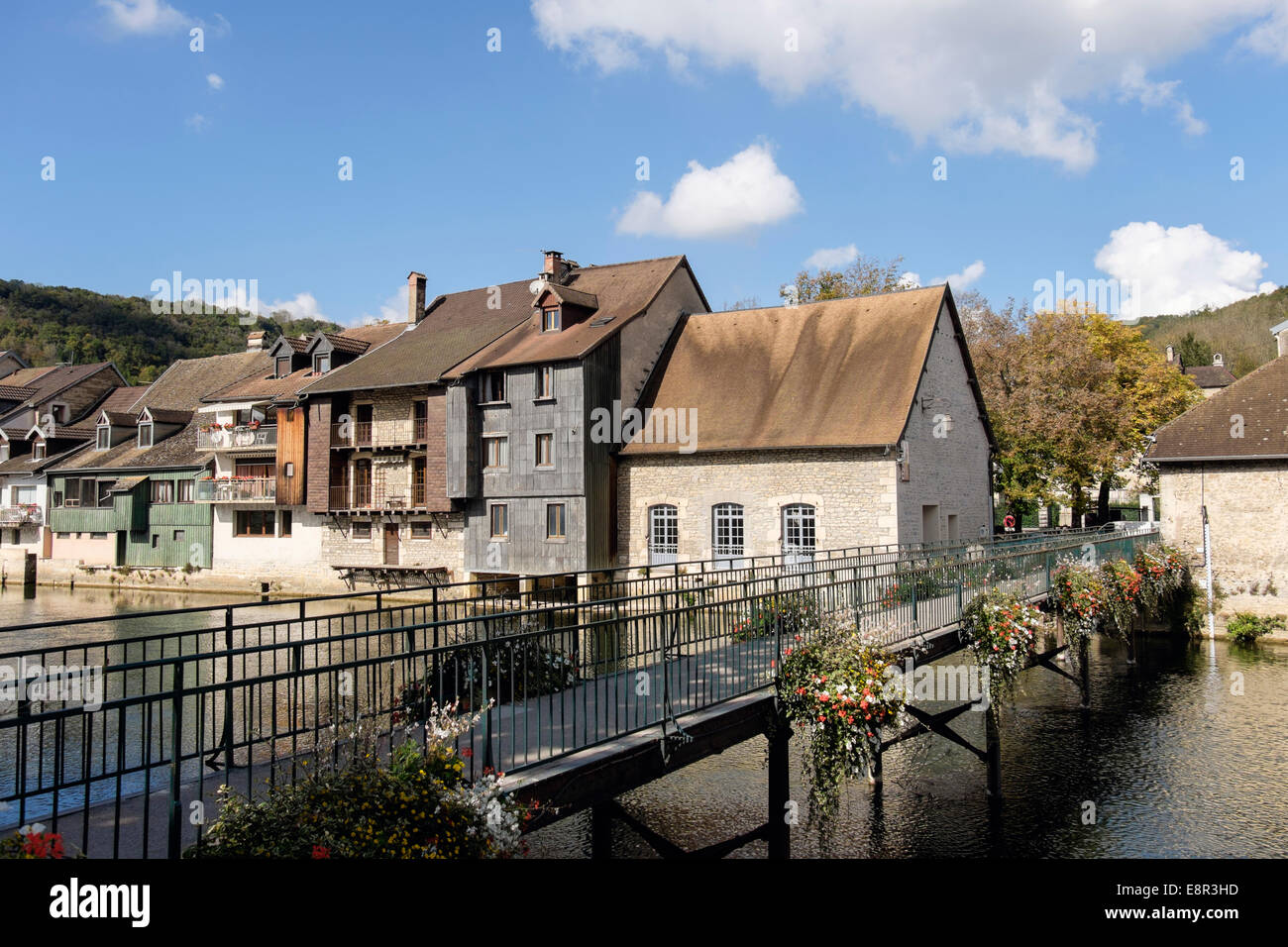 Fiume Loue passerella e pittoresche case antiche di Ornans, Doubs, Franche Comte, Francia, Europa Foto Stock
