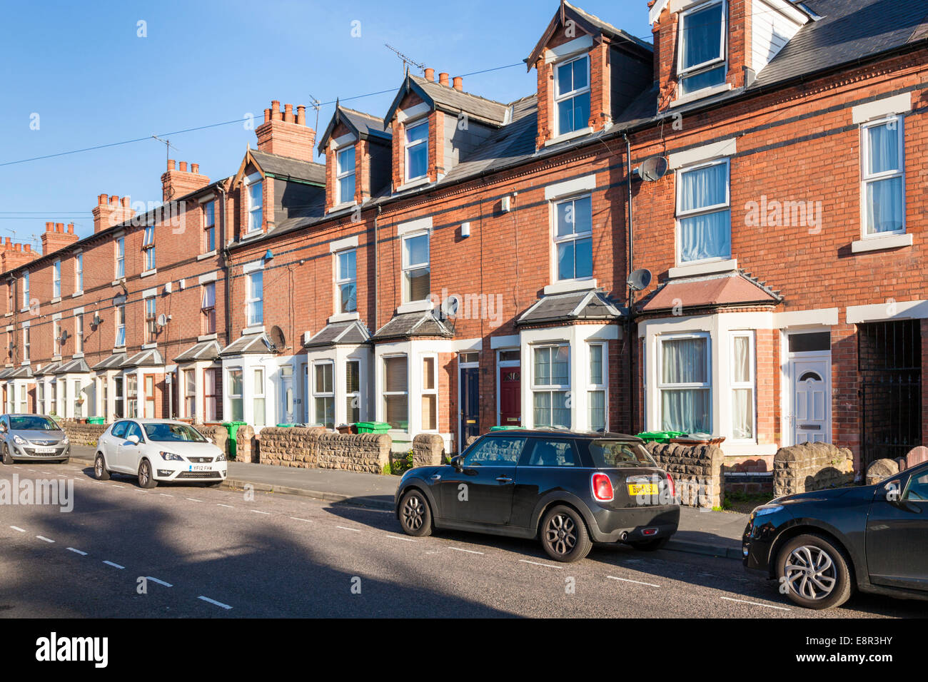 Strada con case a schiera, prati, Nottingham, Inghilterra, Regno Unito Foto Stock