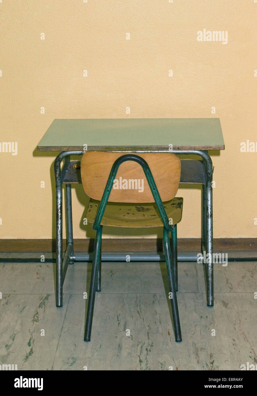Scuola vecchia scrivania e sedia Foto Stock