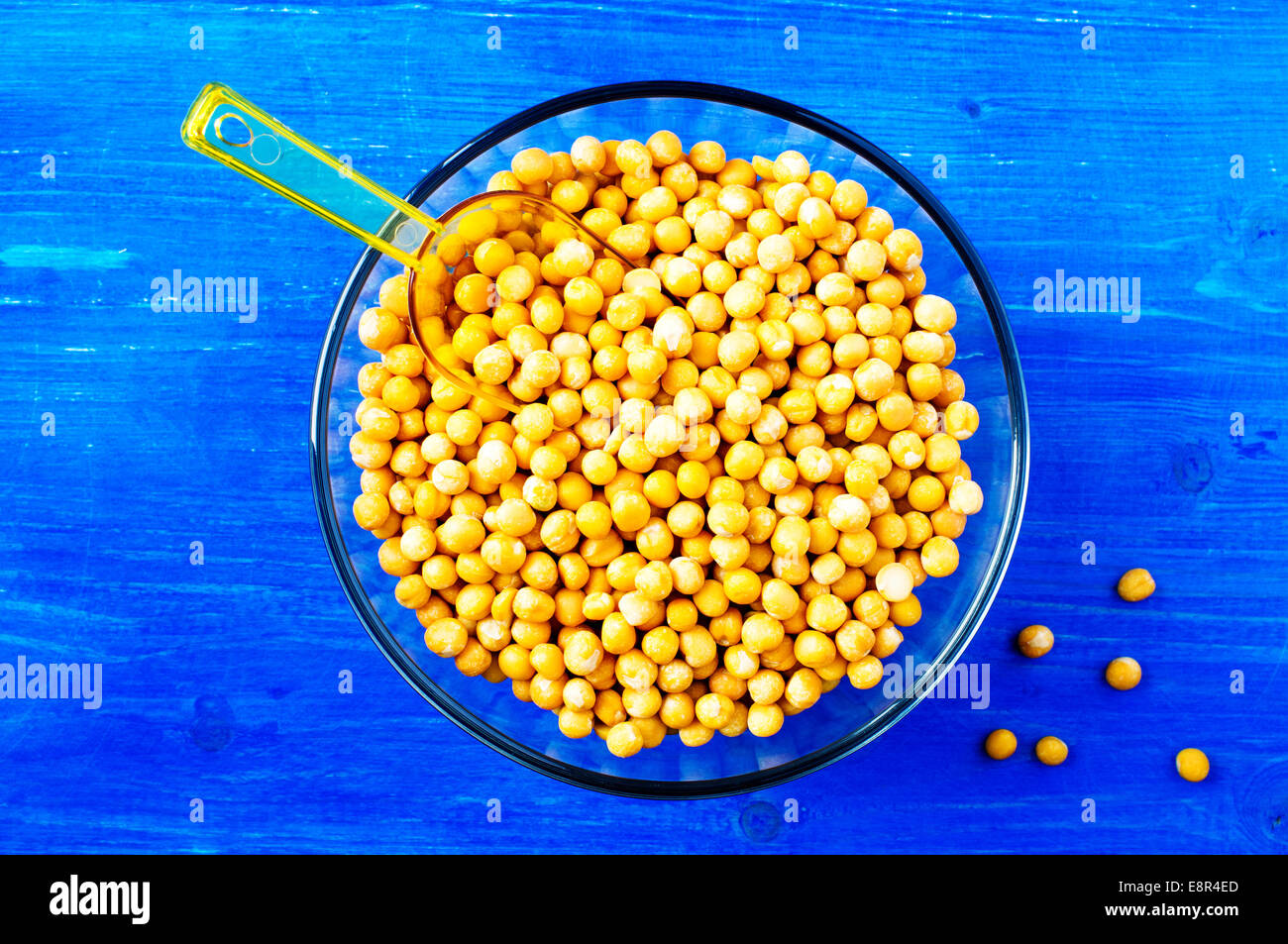 Piselli secchi in una ciotola di vetro. vista superiore Foto Stock