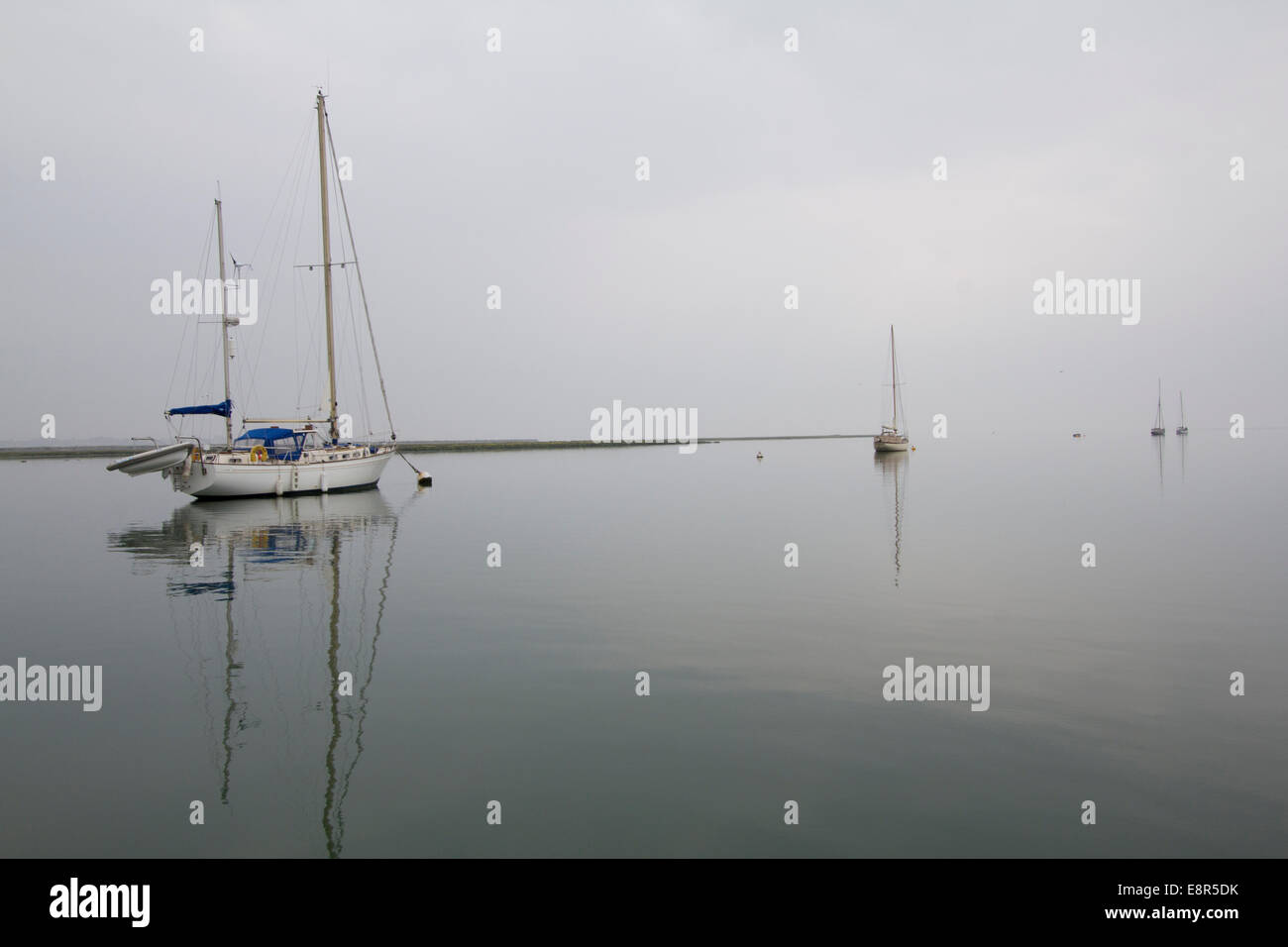 Tollesbury Essex REGNO UNITO costa estate con piccole barche a vela e la nebbia la nebbia Foto Stock