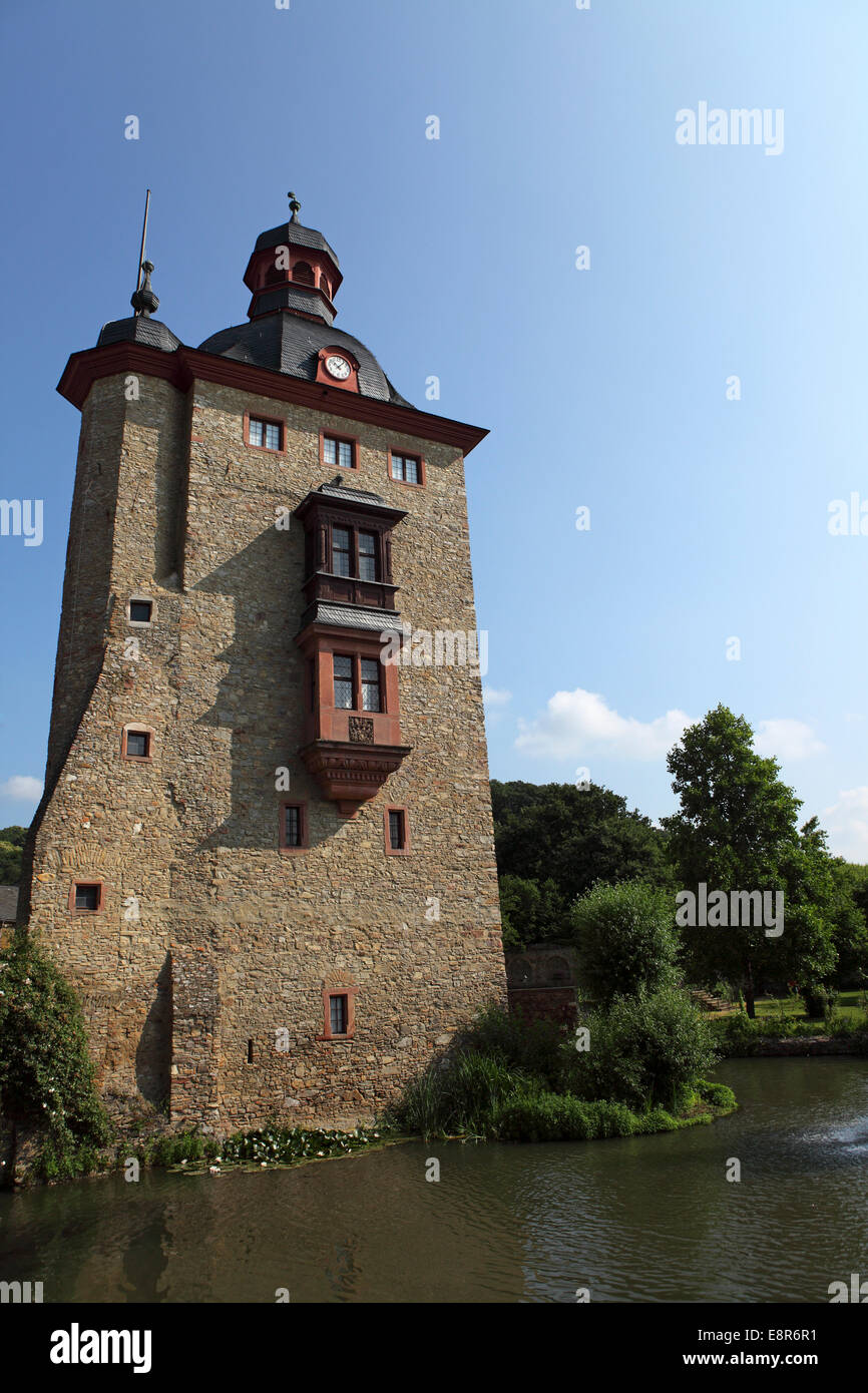 La medievale torre in pietra a Schloss Vollrads wine estate in città di Oestrich-Winkel, Germania. Foto Stock