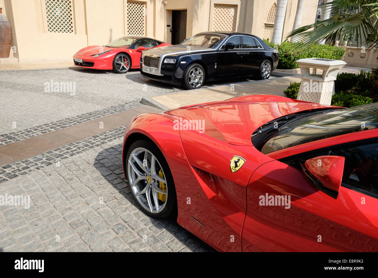 Auto di lusso parcheggiate fuori hotel 5 stelle in Dubai Emirati Arabi Uniti Foto Stock