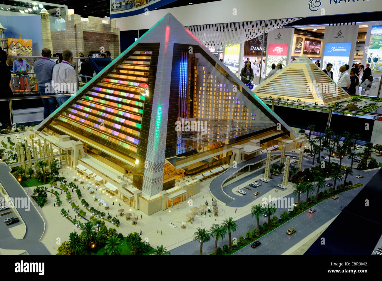 Modello di nuove proprietà di lusso lo sviluppo a Falconcity of Wonders property trade fair in Dubai Emirati Arabi Uniti Foto Stock