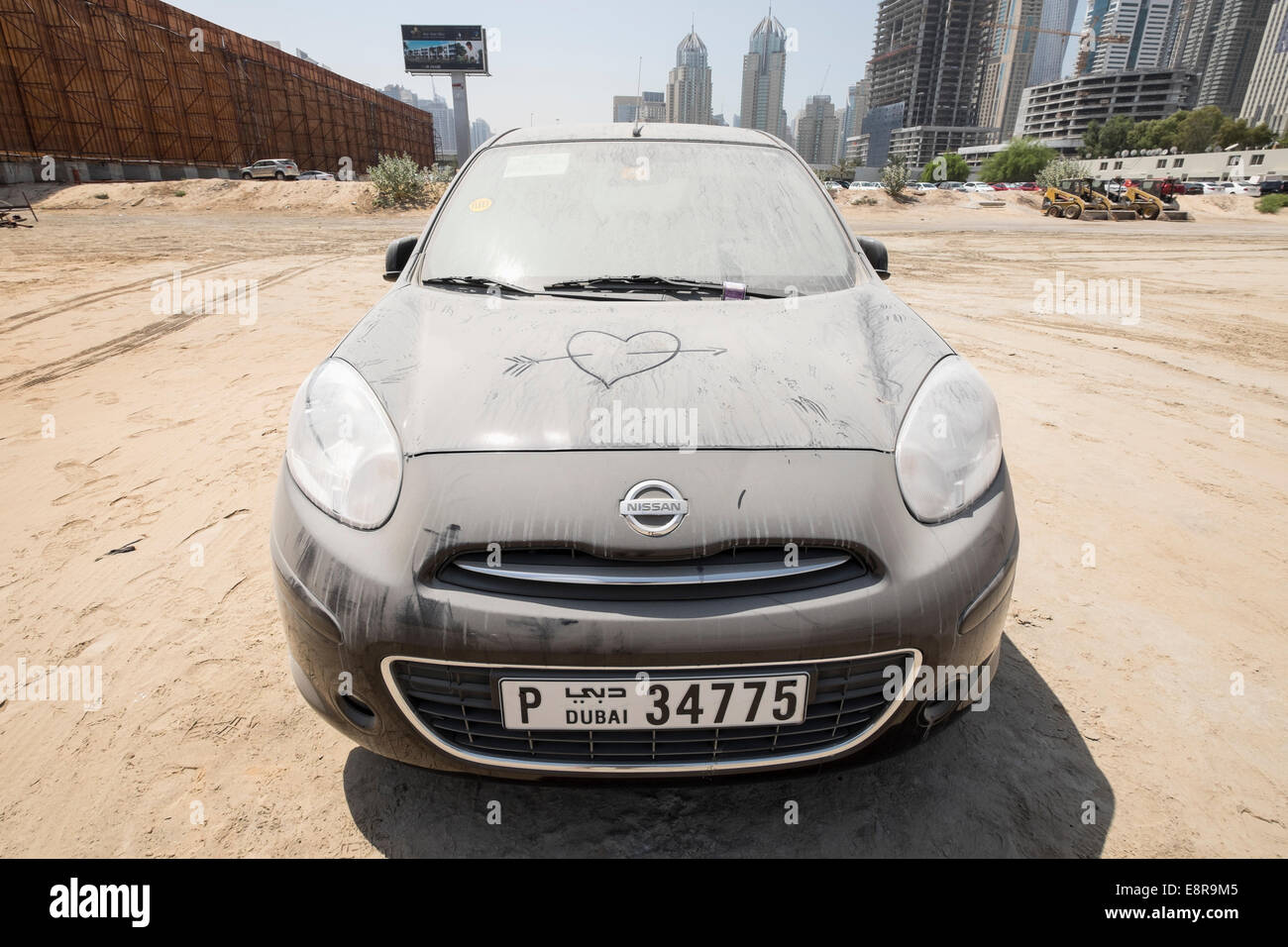 Coperto di sabbia auto abbandonate in un parcheggio auto in Dubai Emirati Arabi Uniti Foto Stock