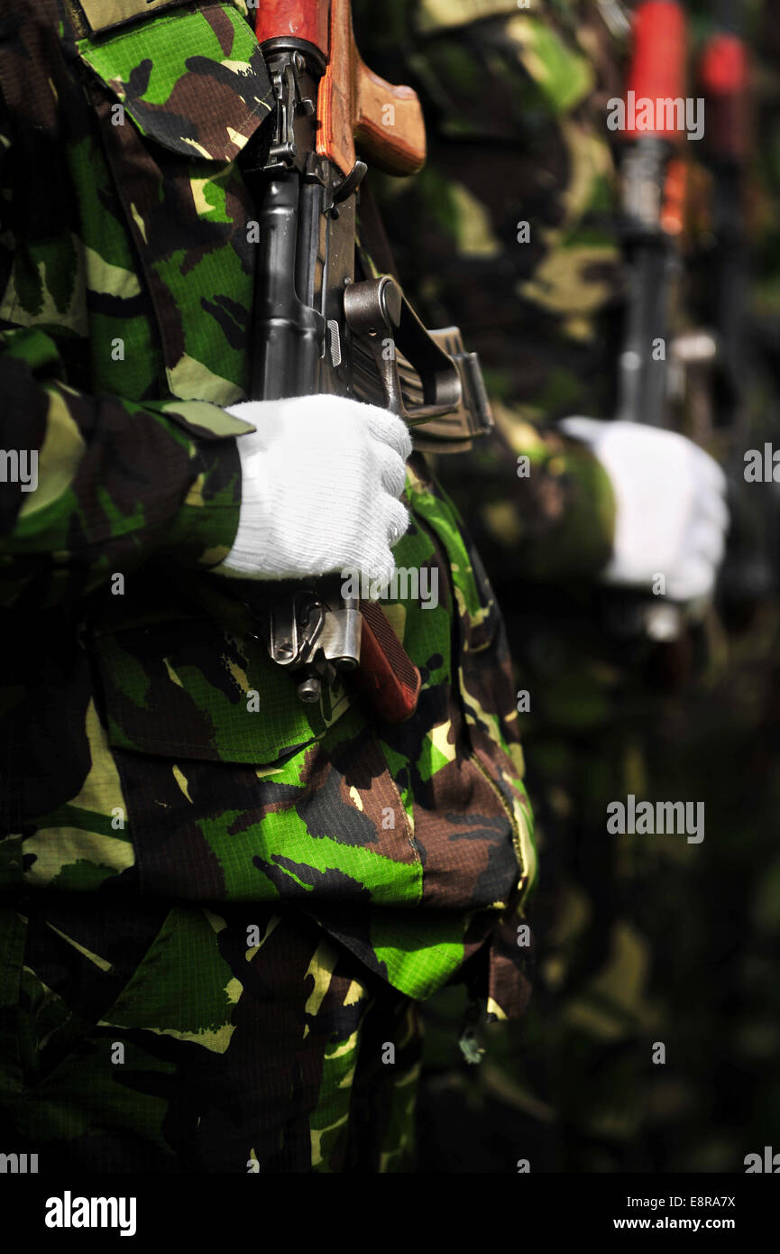 Dettaglio con un soldato la mano su un kalashnikov AKM fucile durante una parata militare Foto Stock