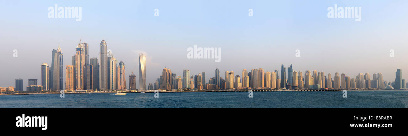 Skyline di grattacieli in Marina District di Dubai Emirati Arabi Uniti Foto Stock