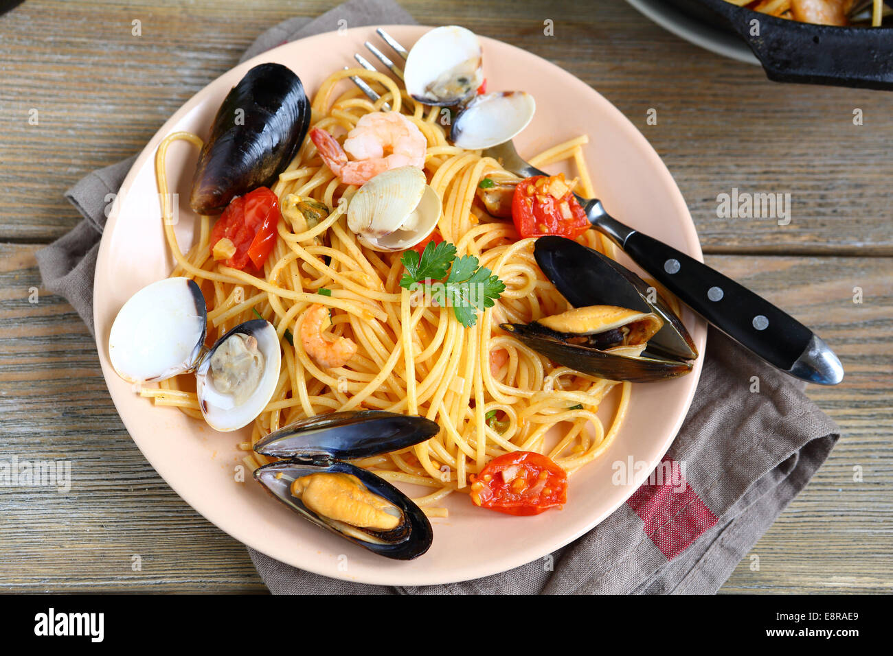 Gustosi piatti di pasta con le cozze e calamari sulla piastra, frutti di mare Foto Stock