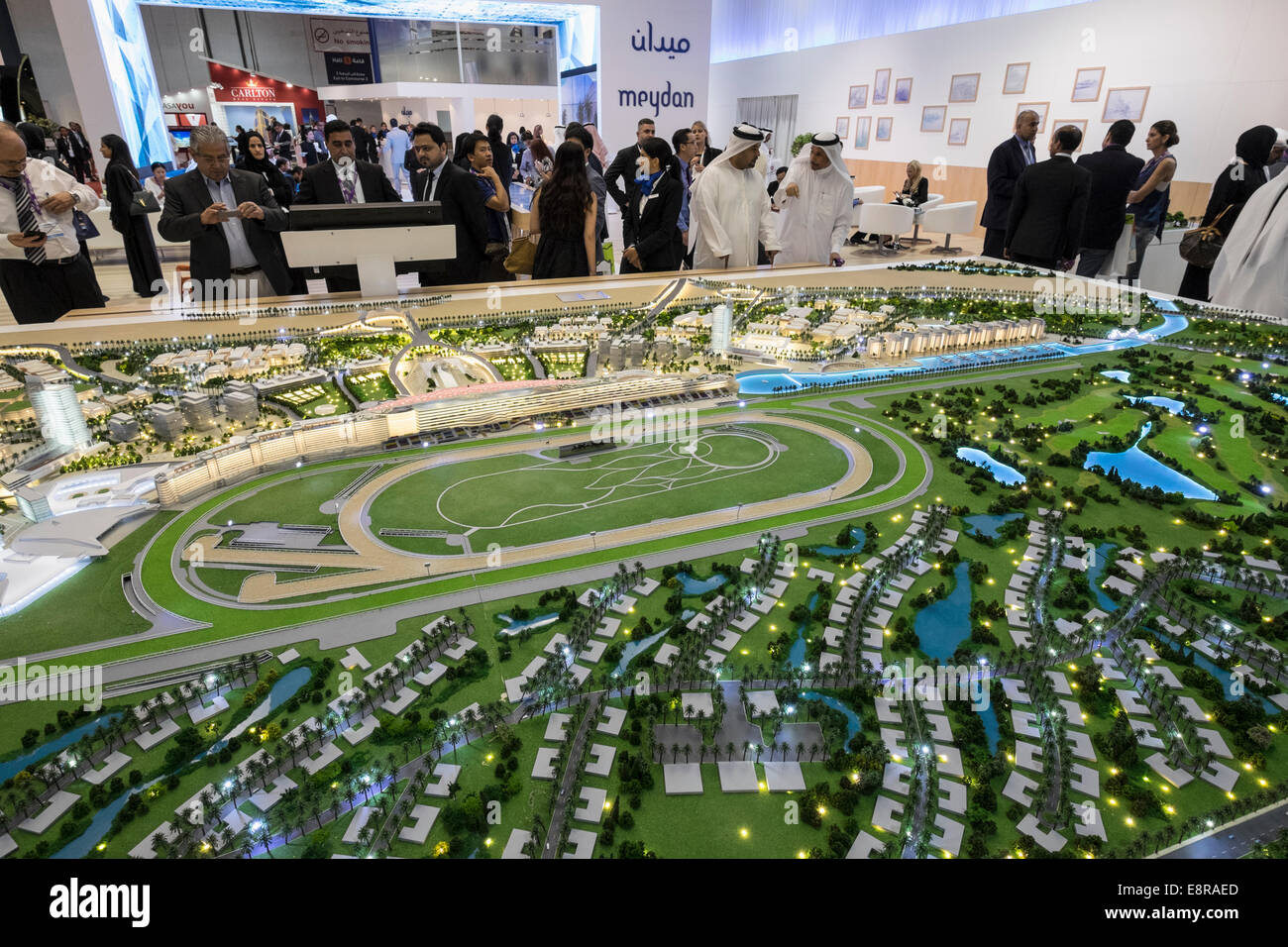 Il modello del nuovo alloggiamento di lusso tenuta di Meydan Avenue dagli sviluppatori di Meydan Group property trade fair Dubai Emirati Arabi Uniti Foto Stock