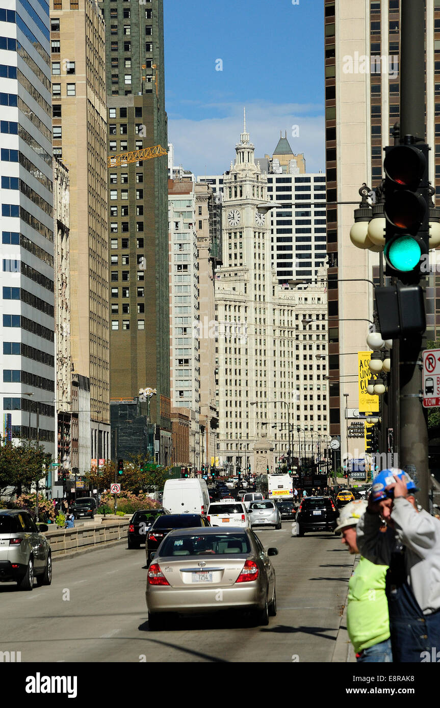 Architettura di Chicago e scene di strada. Michigan Ave guardando a Nord verso la Wrigley Building. Foto Stock