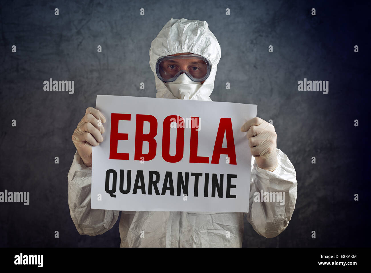 Ebola segno di quarantena detenute da medico cura healh Lavoratore che indossa mantellina protettiva, glowes, maschere e occhiali di protezione. Foto Stock