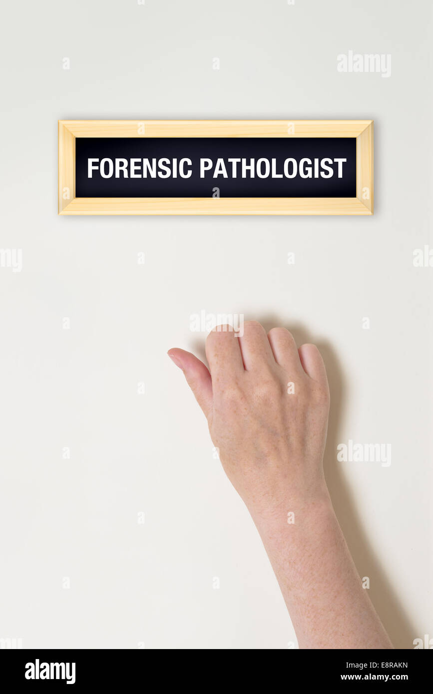 Mano femminile batte il patologo forense porta per un esame medico Foto Stock