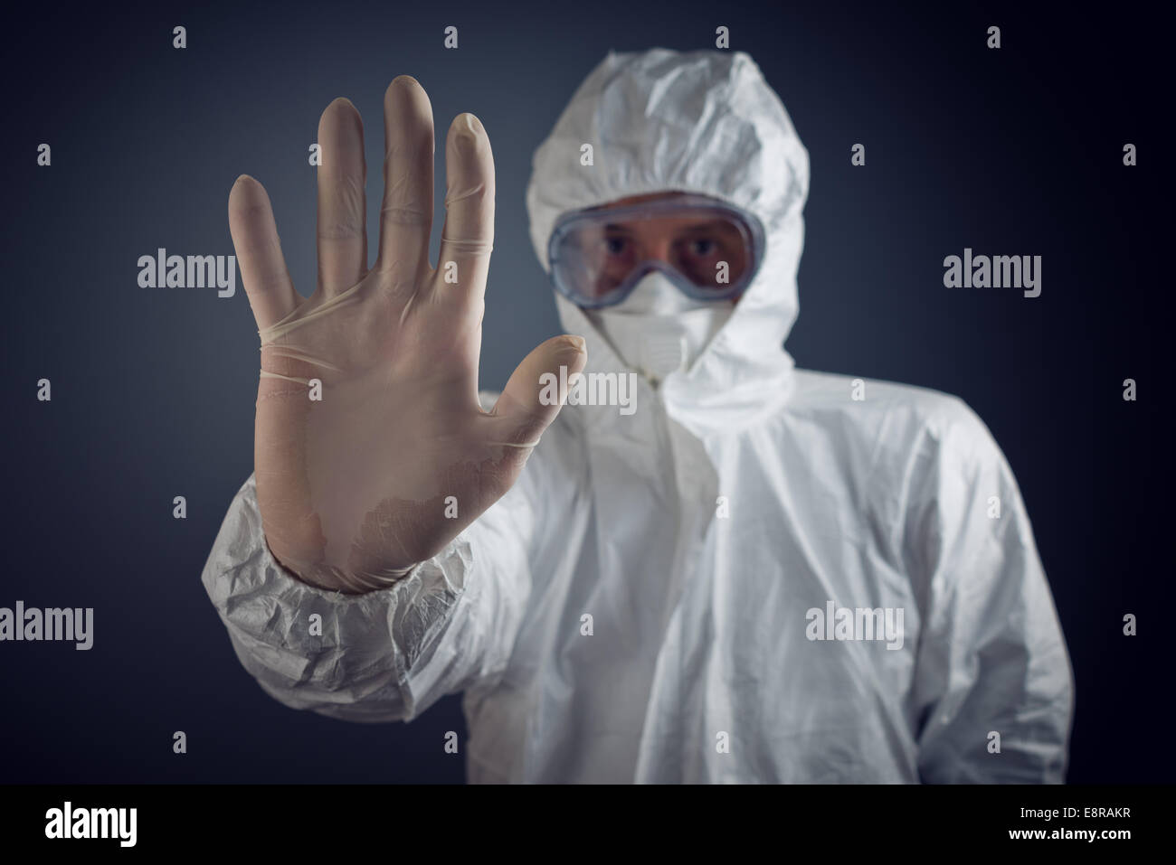 Medical lavoratore di cura di salute che mostra il segnale di arresto con la mano, il cui ingresso è vietato nella zona di quarantena. Foto Stock