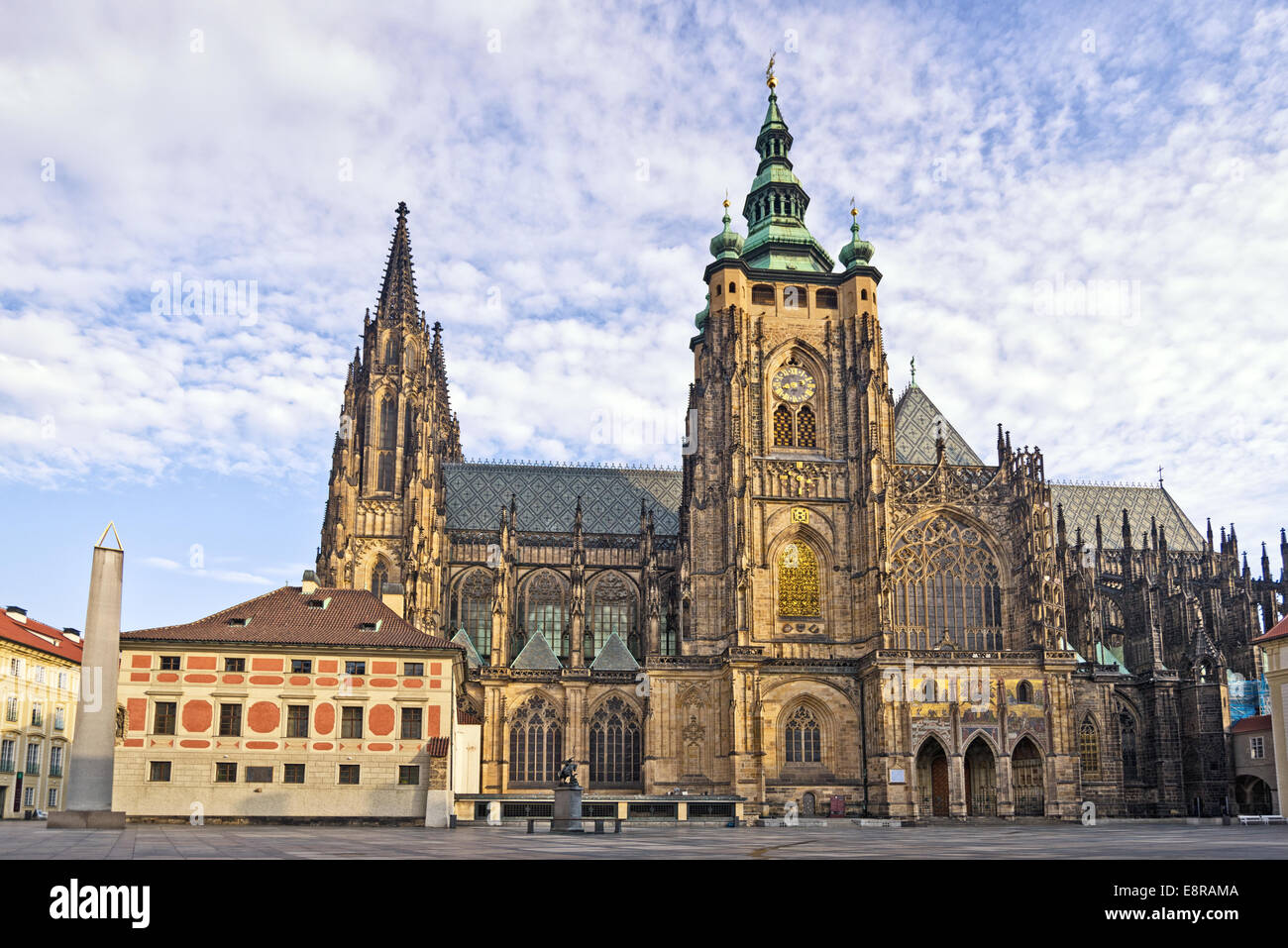 Ala est di Praga, la Cattedrale di San Vito è un esempio di architettura gotica. Famoso punto di riferimento turistici in Repubblica Ceca Foto Stock