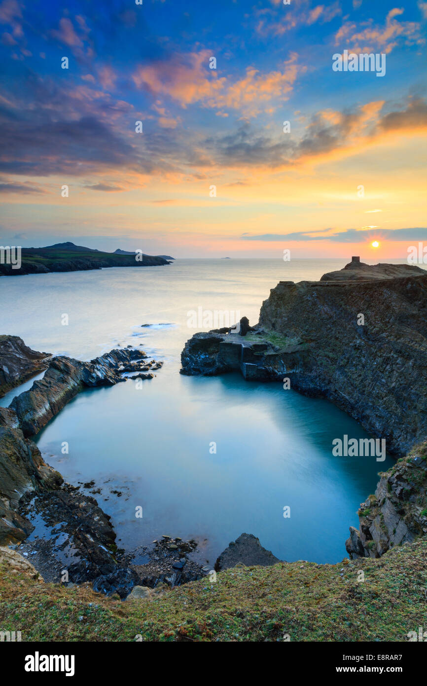 La laguna blu vicino Abereiddy nel Pembrokeshire Costo Parco Nazionale catturato al tramonto Foto Stock