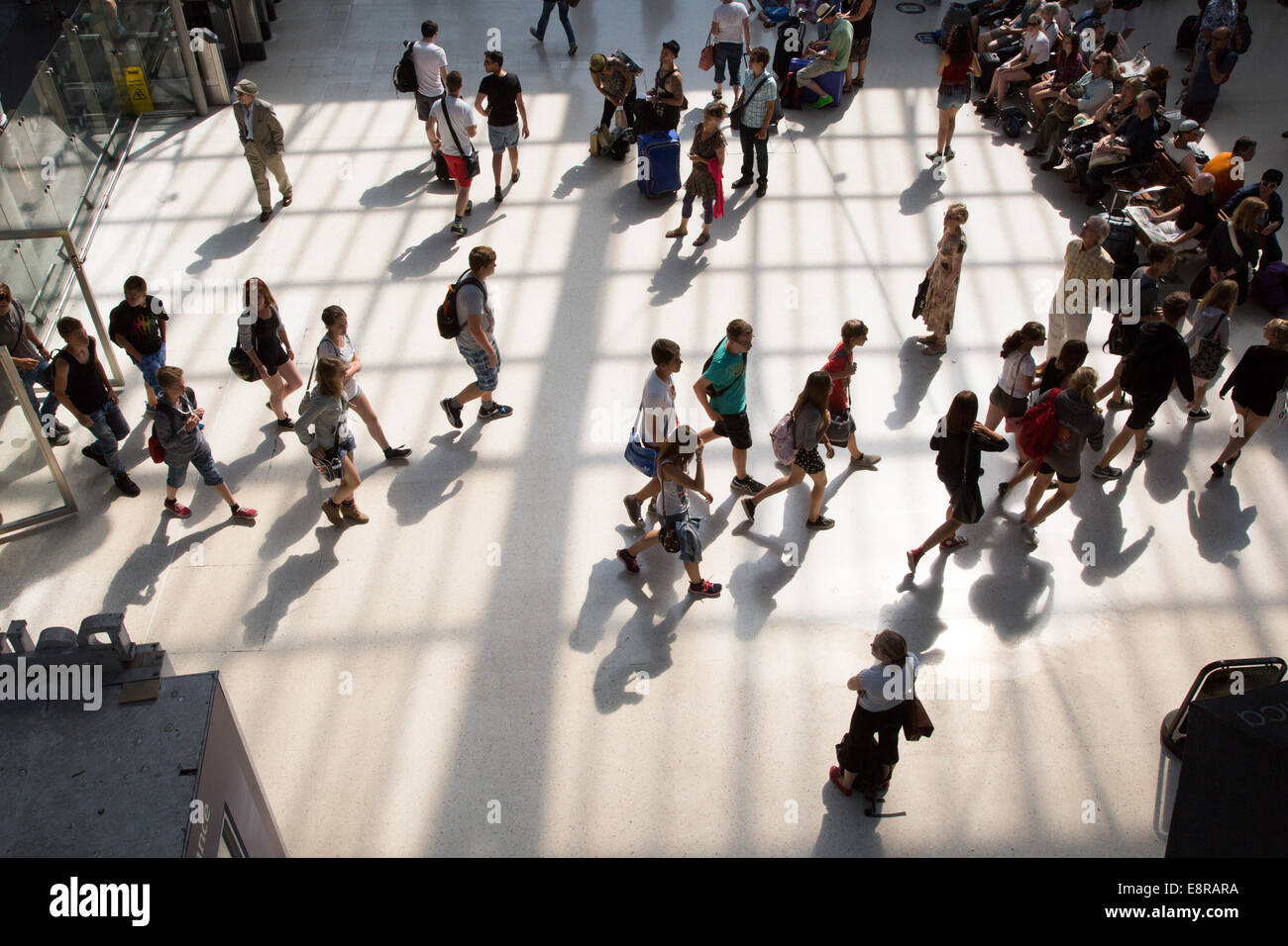 I giovani studenti stranieri si riuniranno presso la stazione di Brighton concourse Foto Stock