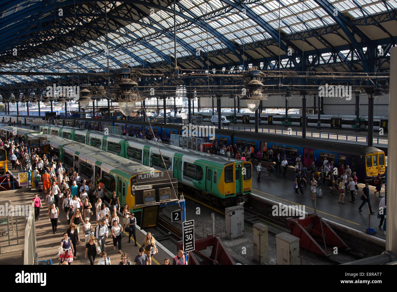 La stazione di Brighton a picco di mattina ora di punta Foto Stock