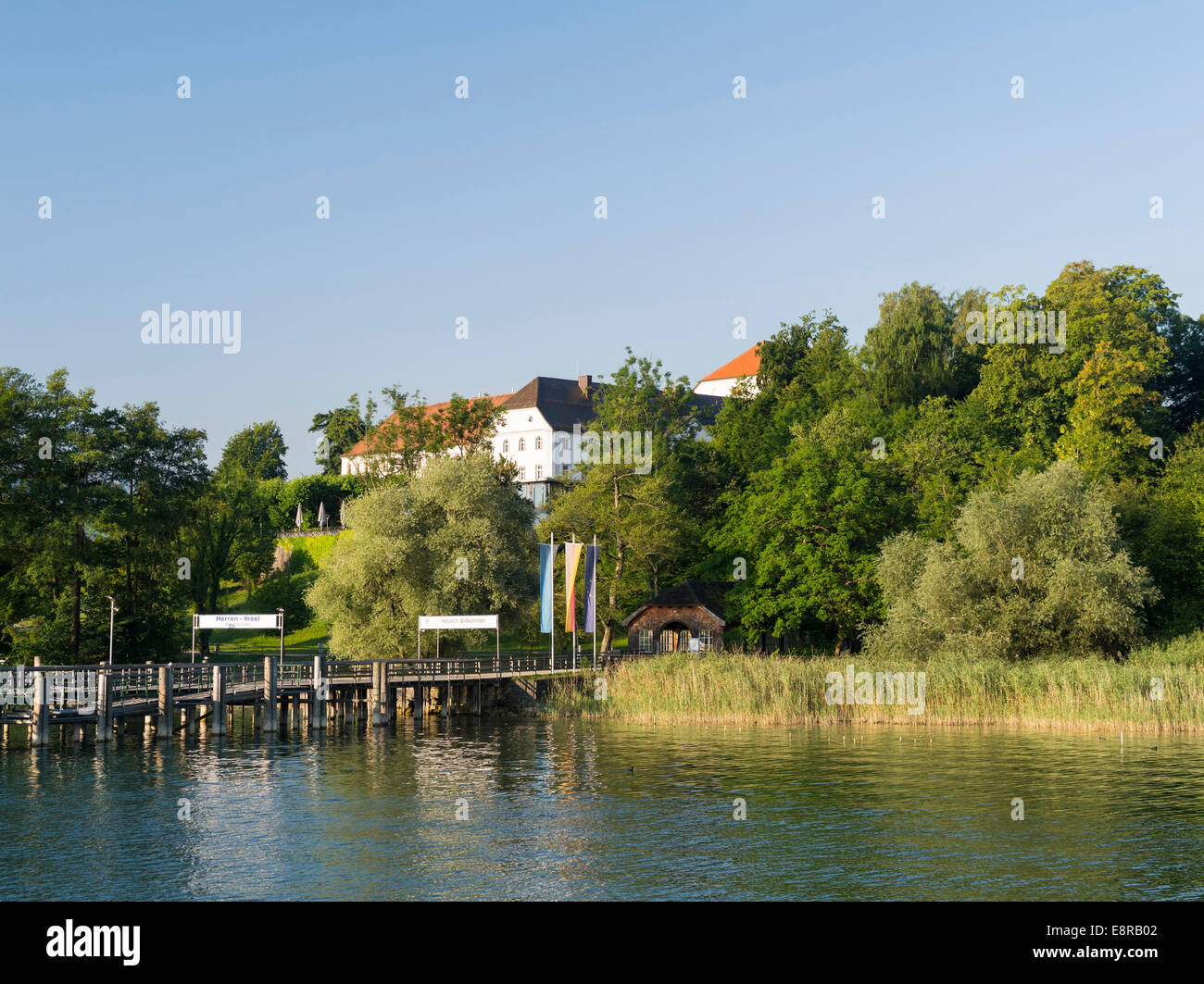 Herreninsel, Jetty per l'escursione barche che portano i visitatori al palazzo Herrenchiemsee, Baviera, Germania. Foto Stock
