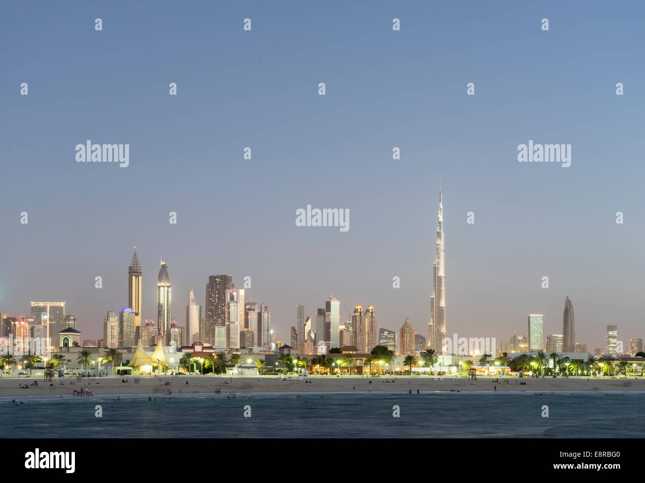 Skyline al tramonto di grattacieli e Burj Khalifa lungo la Sheikh Zayed Road da aprire Jumeira Beach in Dubai Emirati Arabi Uniti Foto Stock