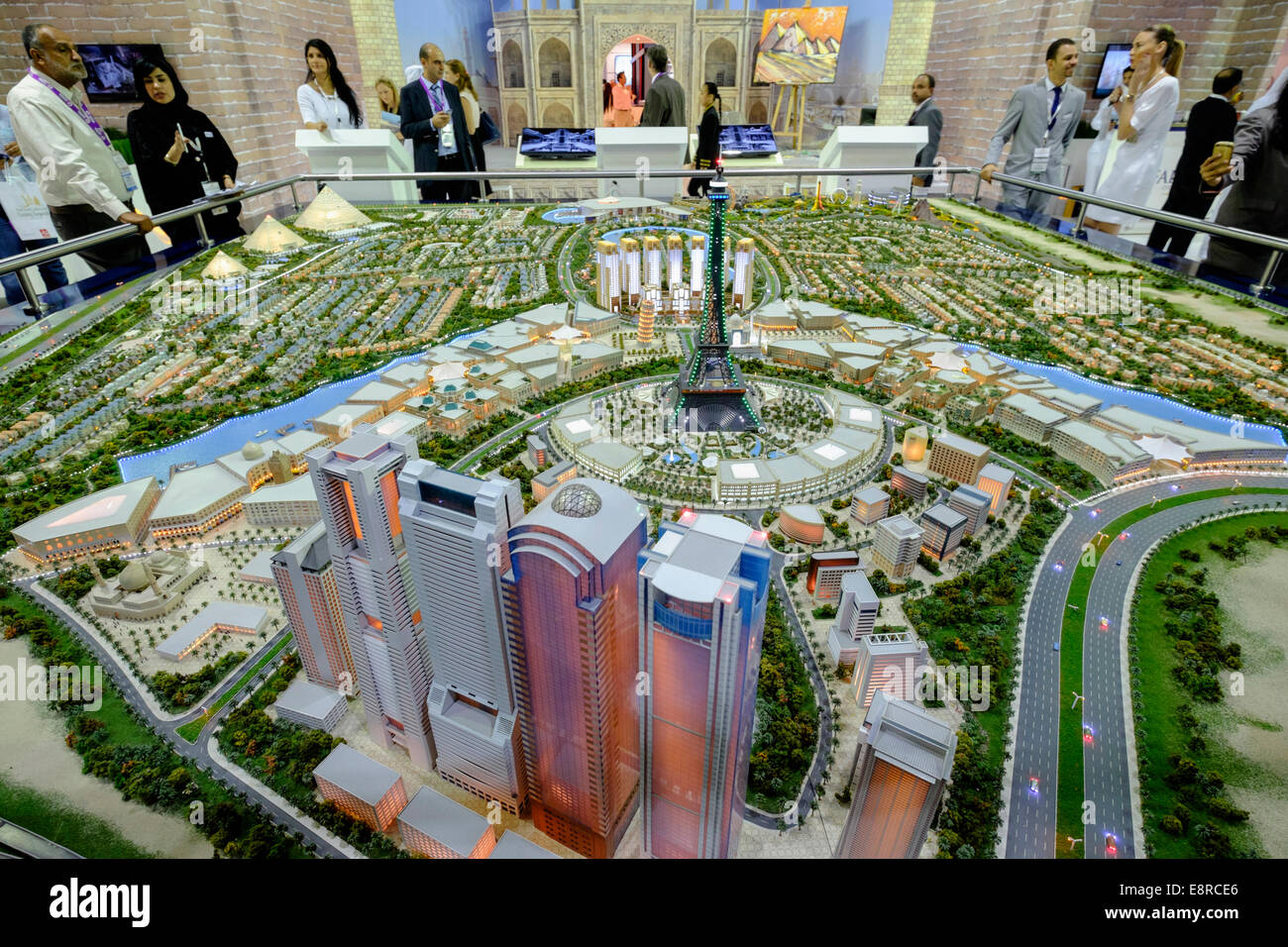 Modello di nuove proprietà di lusso lo sviluppo a Falconcity of Wonders property trade fair in Dubai Emirati Arabi Uniti Foto Stock