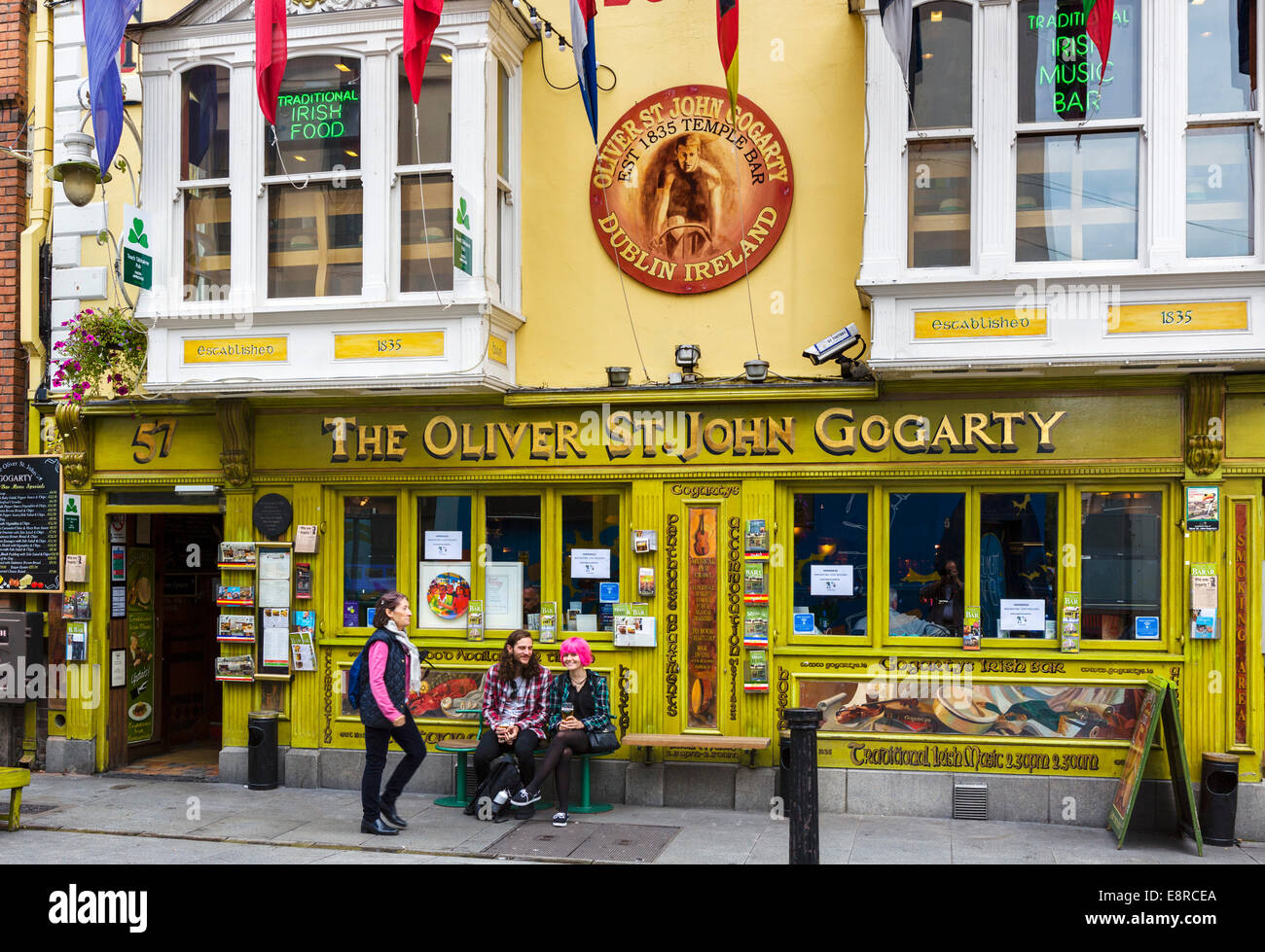 Il Oliver St John Gogarty pub in Temple Bar nel centro della città, a  Dublino Repubblica di Irlanda Foto stock - Alamy