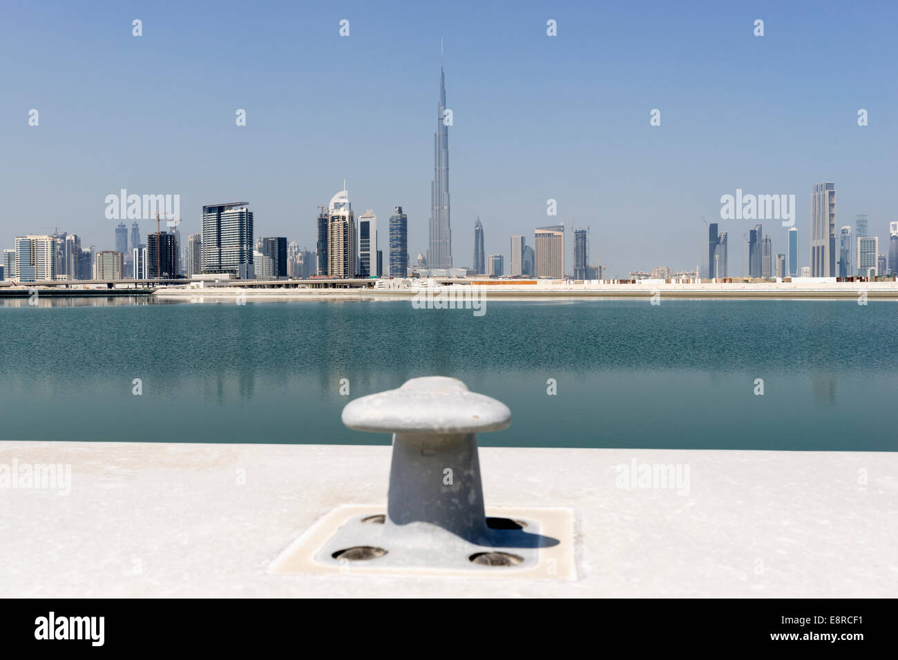 Vista attraverso il torrente verso la skyline di Dubai e Burj Khalifa al Business Bay in Emirati Arabi Uniti Foto Stock