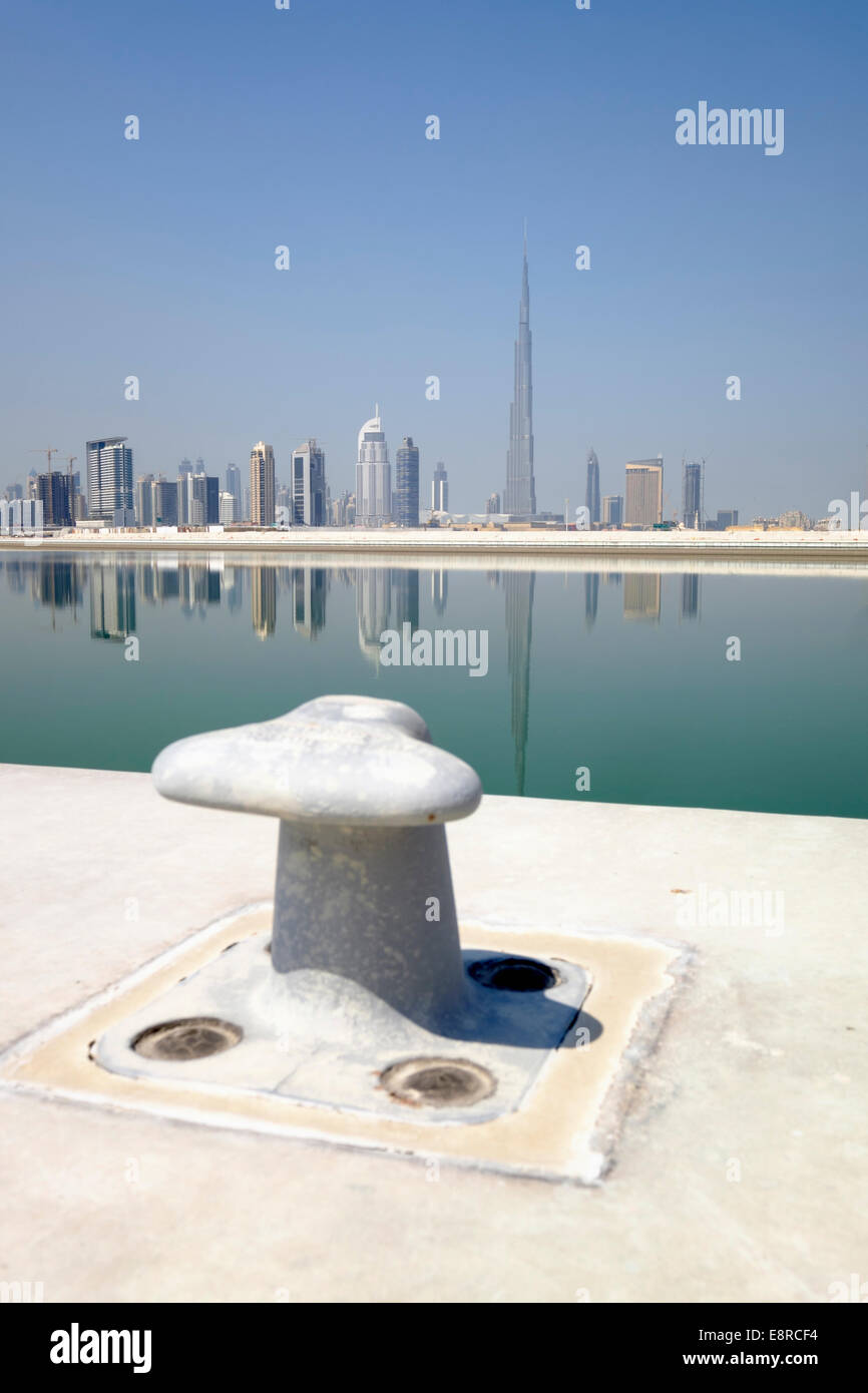 Vista attraverso il torrente verso la skyline di Dubai e Burj Khalifa al Business Bay in Emirati Arabi Uniti Foto Stock