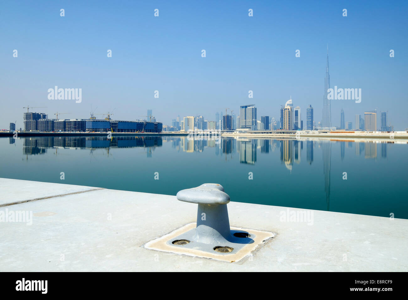 Vista attraverso il torrente verso la skyline di Dubai e Burj Khalifa al Business Bay in Emirati Arabi Uniti Foto Stock