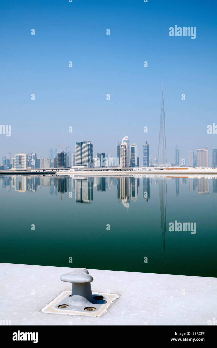 Vista attraverso il torrente verso la skyline di Dubai e Burj Khalifa al Business Bay in Emirati Arabi Uniti Foto Stock